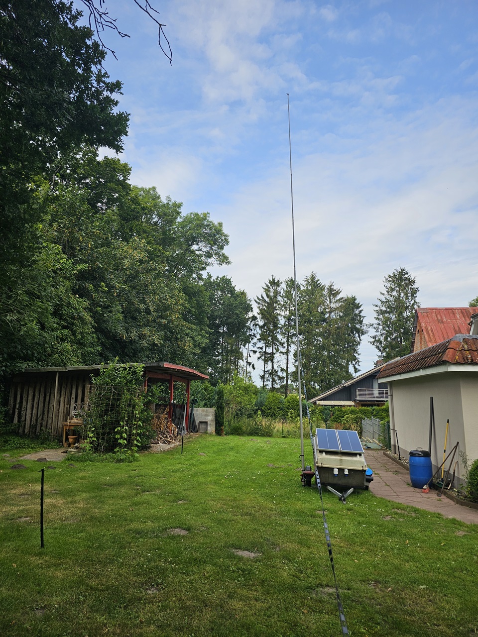 Anhaenger mit GFK Mast und Drahtantenne